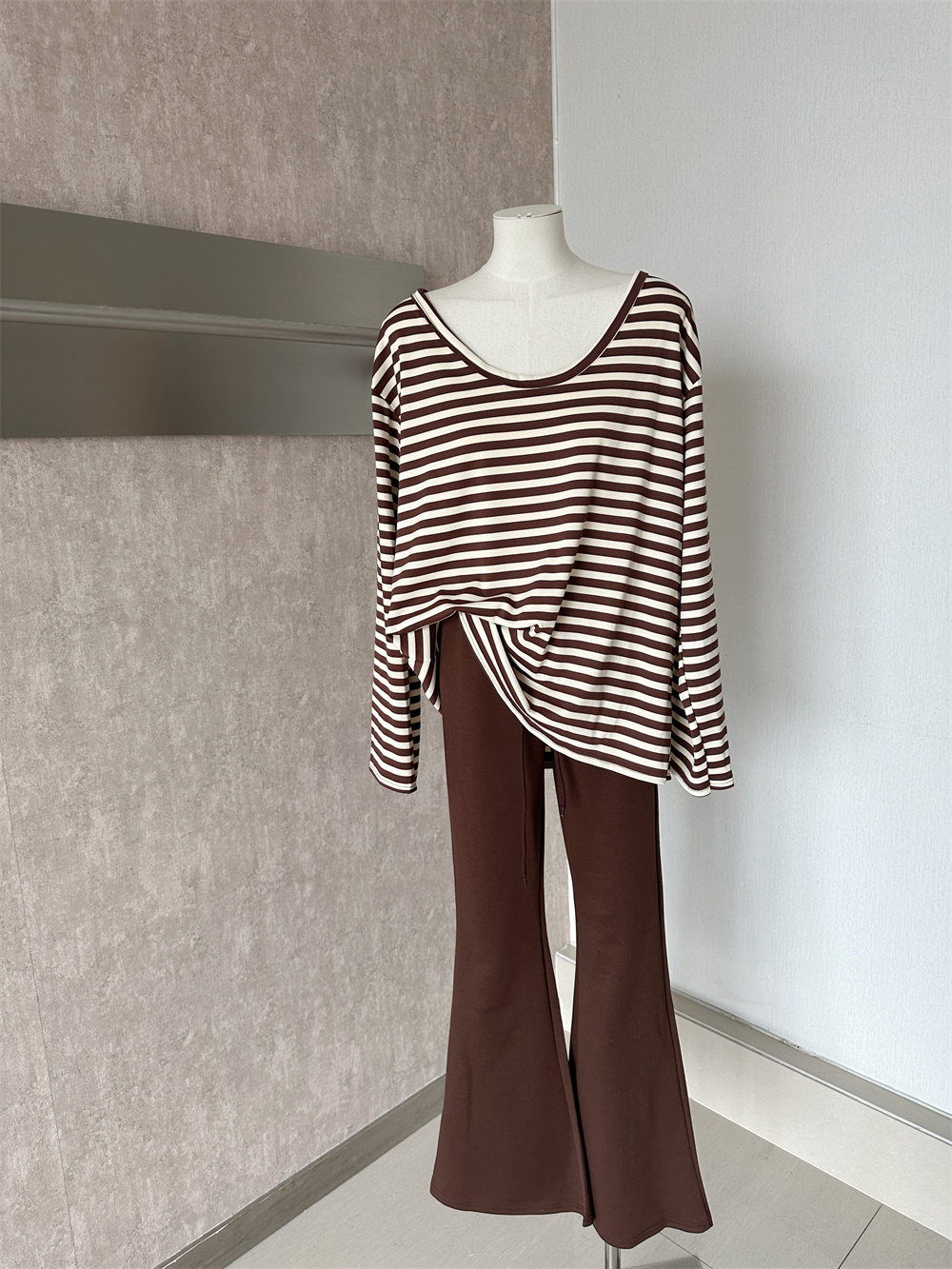 Korean Lazy Style V-Neck One-Shoulder Striped Top and Slimming Flared Pants 2026 Early Autumn Commuter Two-Piece Set - Image 2