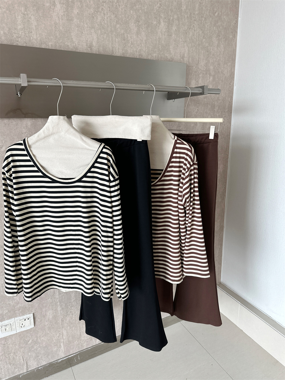 Korean Lazy Style V-Neck One-Shoulder Striped Top and Slimming Flared Pants 2026 Early Autumn Commuter Two-Piece Set - Image 3
