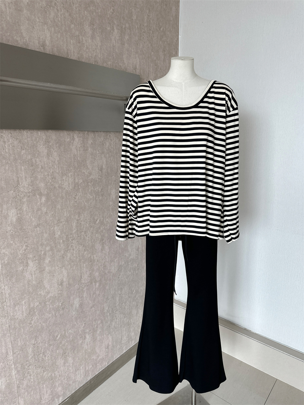 Korean Lazy Style V-Neck One-Shoulder Striped Top and Slimming Flared Pants 2026 Early Autumn Commuter Two-Piece Set - Image 4